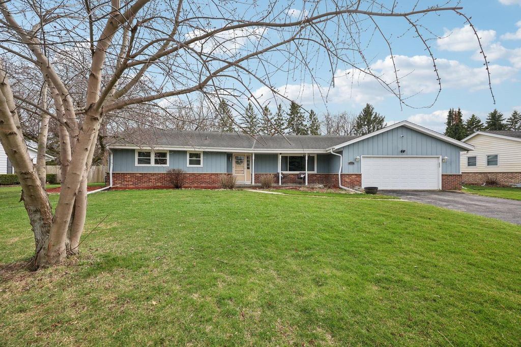 Photo of 2301 W Glen Hills COURT, Glendale, WI 53209 (MLS # 1957182)