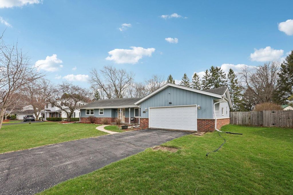 Photo of 2301 W Glen Hills COURT, Glendale, WI 53209 (MLS # 1957182)