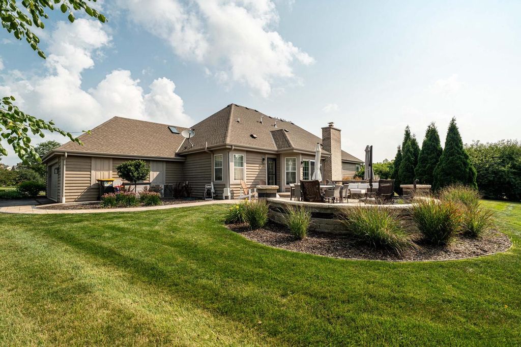 Photo of 5419 W Bayberry PARKWAY, Mequon, WI 53092 (MLS # 1949843)