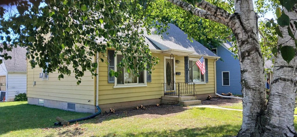 Photo of 1104 6th AVENUE, Grafton, WI 53024 (MLS # 1980526)