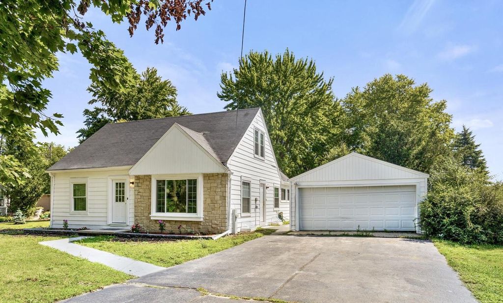 Photo of 550 N Riverside DRIVE, Saukville, WI 53080 (MLS # 1936204)