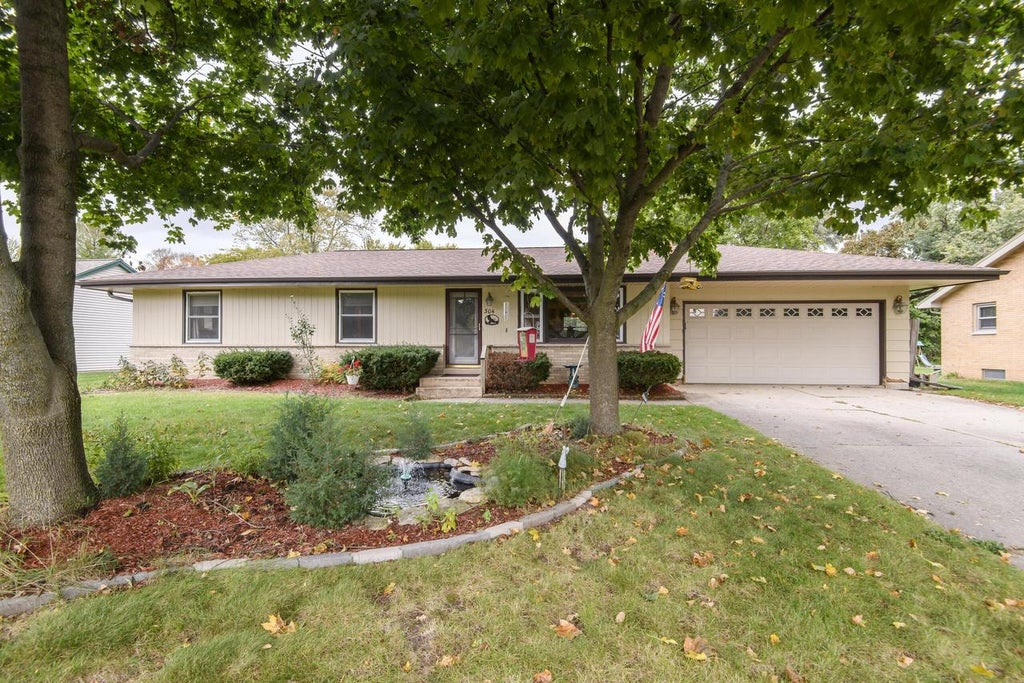 Photo of 304 Park AVENUE, Eagle, WI 53119 (MLS # 1982316)