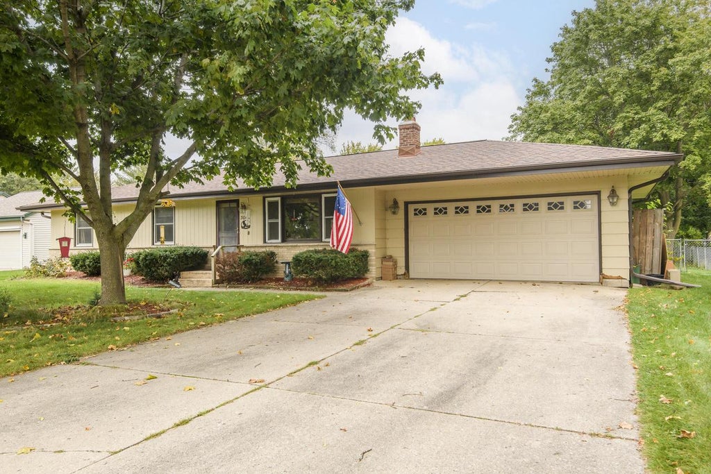 Photo of 304 Park AVENUE, Eagle, WI 53119 (MLS # 1982316)