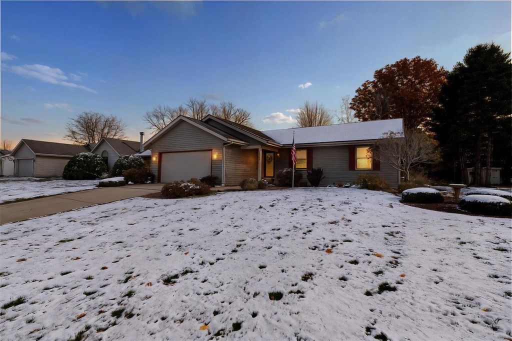 Photo of 1520 Shannon DRIVE, Janesville, WI 53546 (MLS # 1941601)