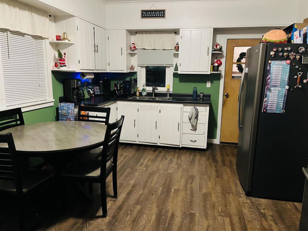 Photo of 533 W 10th AVENUE, Oshkosh, WI 54902 (MLS # 50319053)