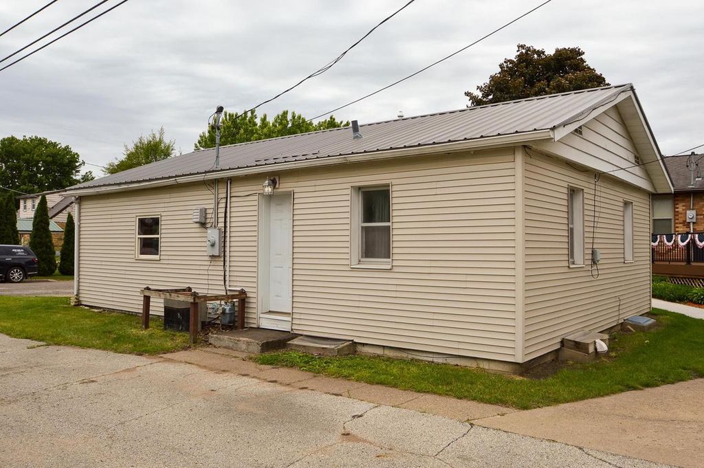 Photo of 109 W Pine STREET, Prairie Du Chien, WI 53821 (MLS # 2024073)
