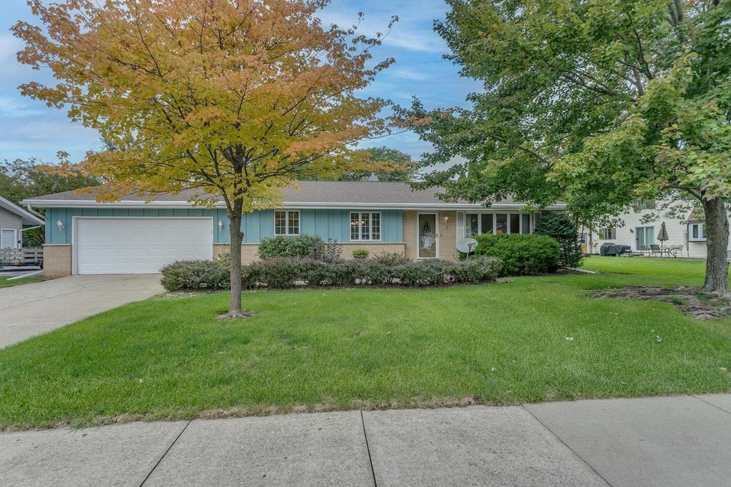 Photo of 934 Nicolet AVENUE, Oshkosh, WI 54901 (MLS # 50332902)