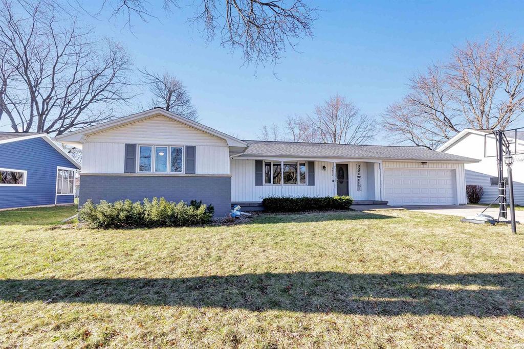 Photo of 3012 Lawndale DRIVE, Green Bay, WI 54311 (MLS # 50323975)