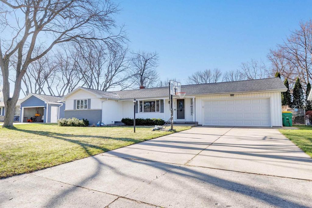 Photo of 3012 Lawndale DRIVE, Green Bay, WI 54311 (MLS # 50323975)