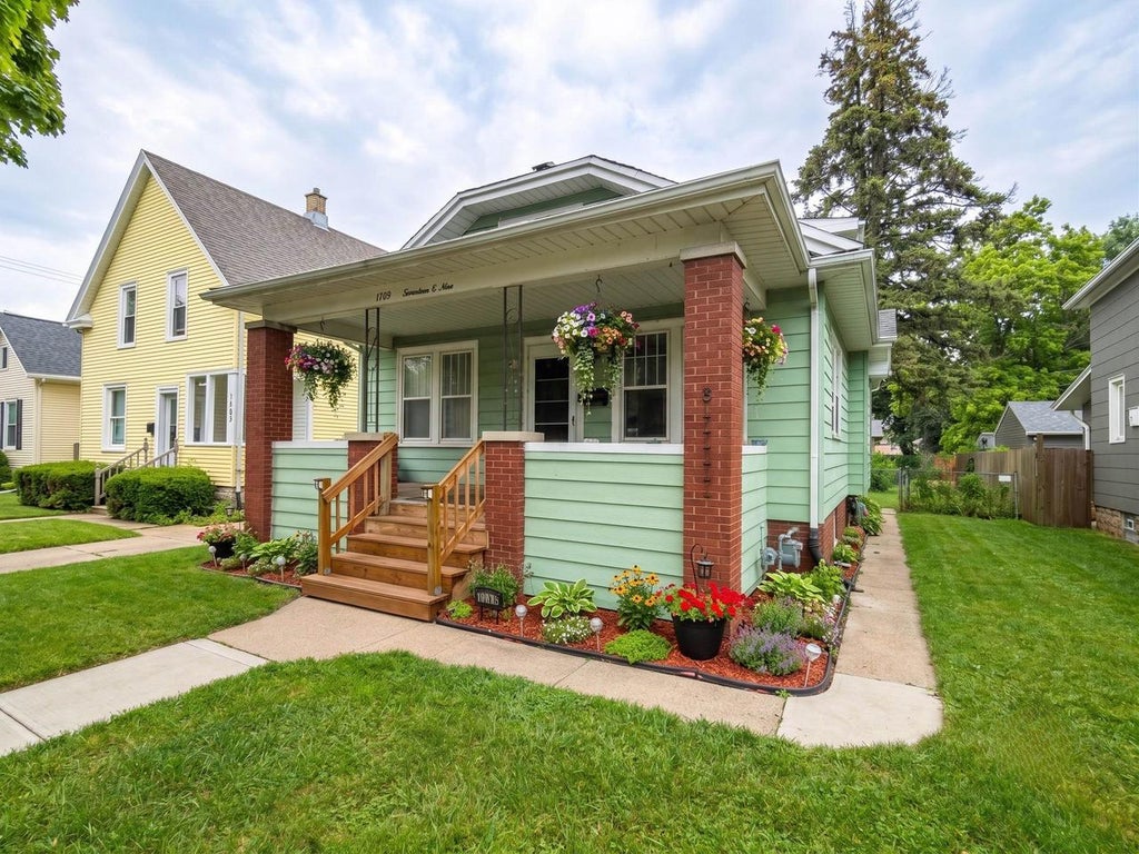 Photo of 1709 Flett AVENUE, Racine, WI 53405 (MLS # 2029522)