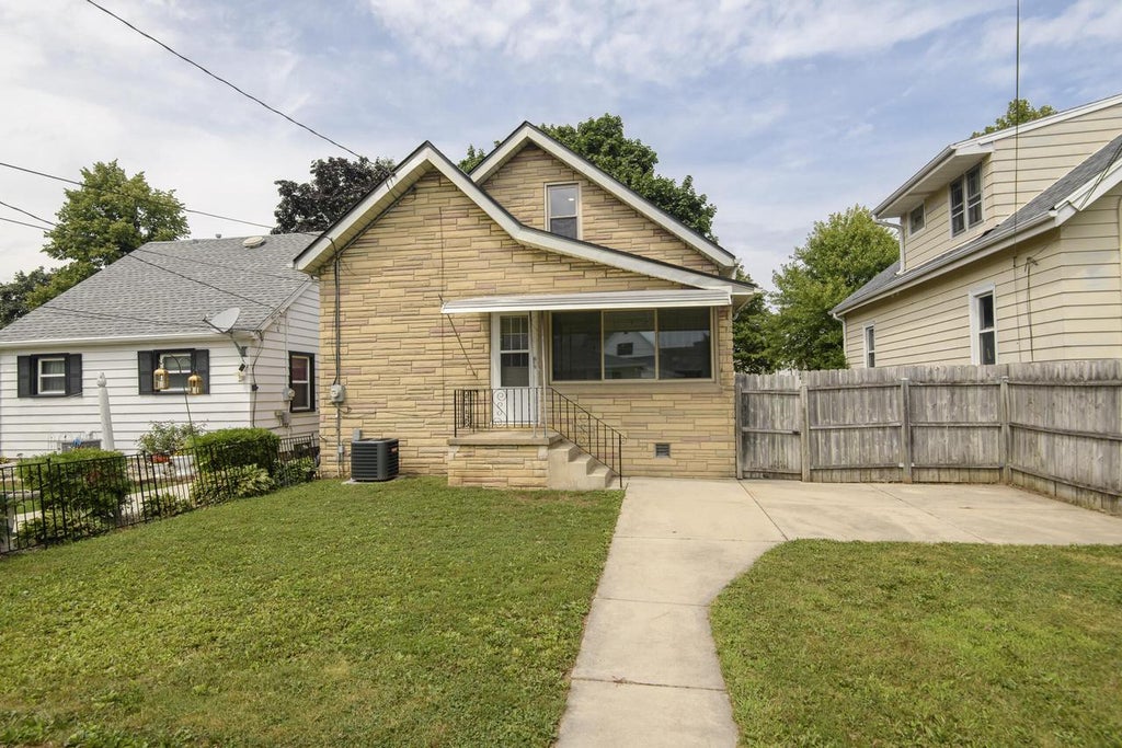 Photo of 3727 E Underwood AVENUE, Cudahy, WI 53110 (MLS # 1974930)
