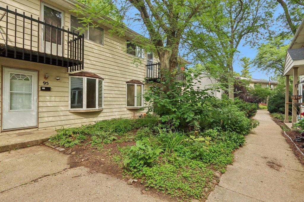 Photo of 95 S Lakewood Gardens LANE, Madison, WI 53704 (MLS # 2029195)