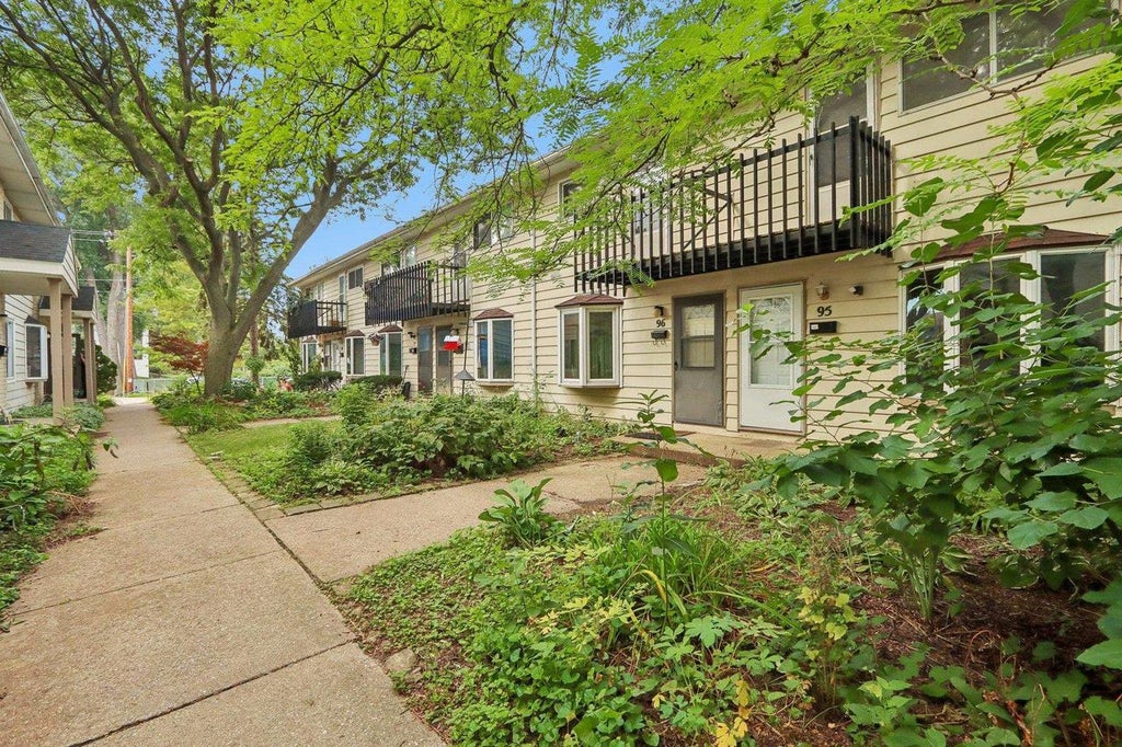 Photo of 95 S Lakewood Gardens LANE, Madison, WI 53704 (MLS # 2029195)