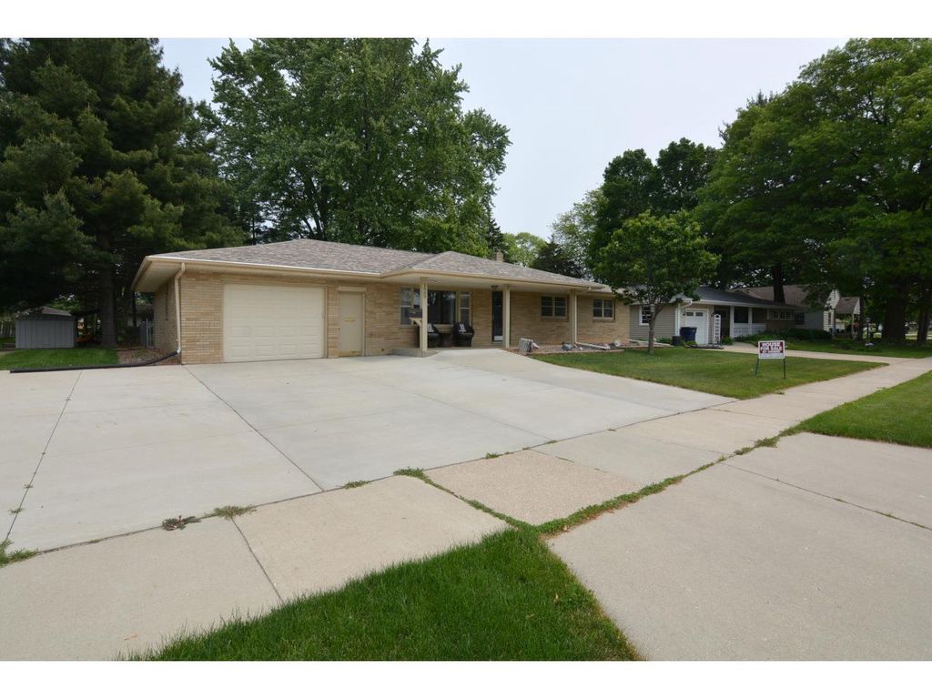 Photo of 1909 E Memorial DRIVE, Janesville, WI 53545 (MLS # 2016546)