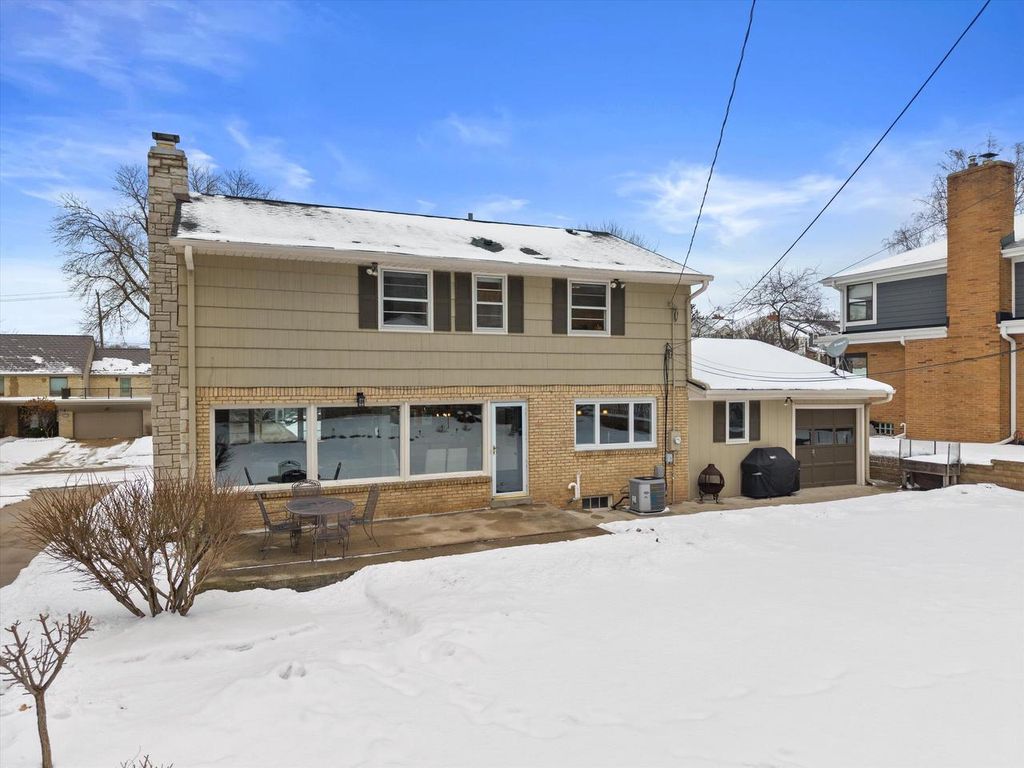 Photo of 6200 N Berkeley BOULEVARD, Whitefish Bay, WI 53217 (MLS # 1949179)