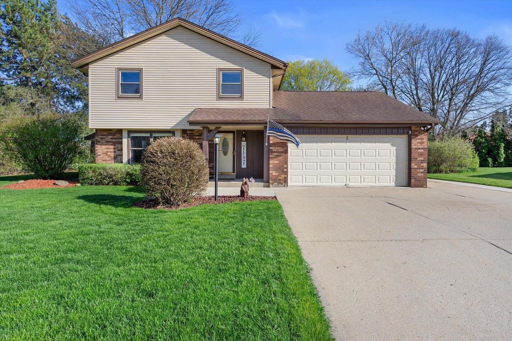 Photo of 15255 W Glenora COURT, New Berlin, WI 53151 (MLS # 1959427)
