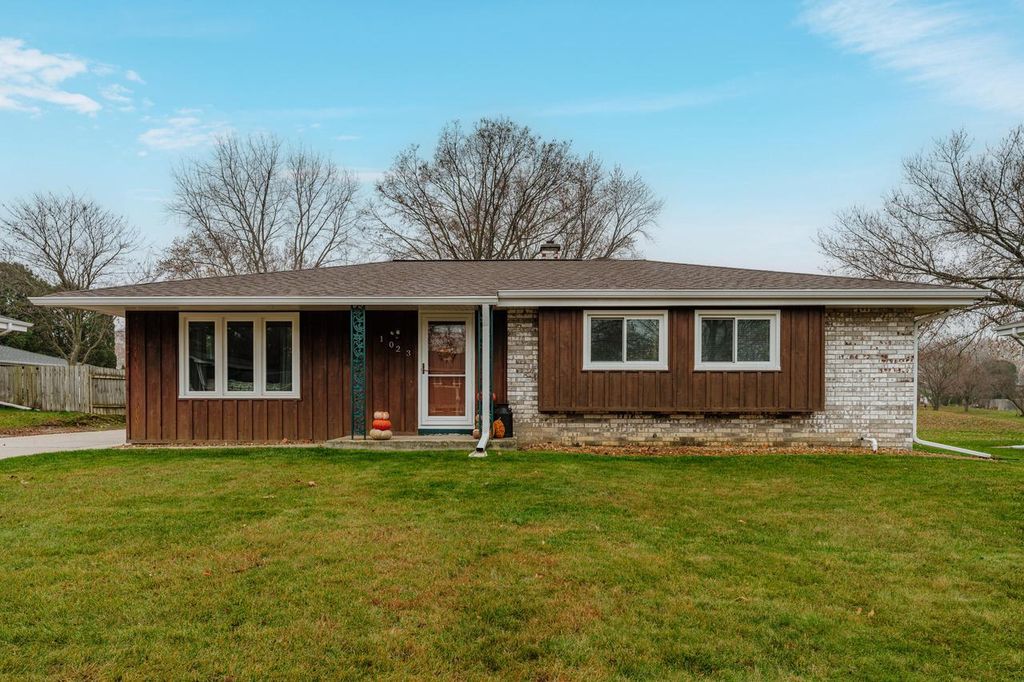 Photo of 1023 Knollwood DRIVE, Saukville, WI 53080 (MLS # 1943981)