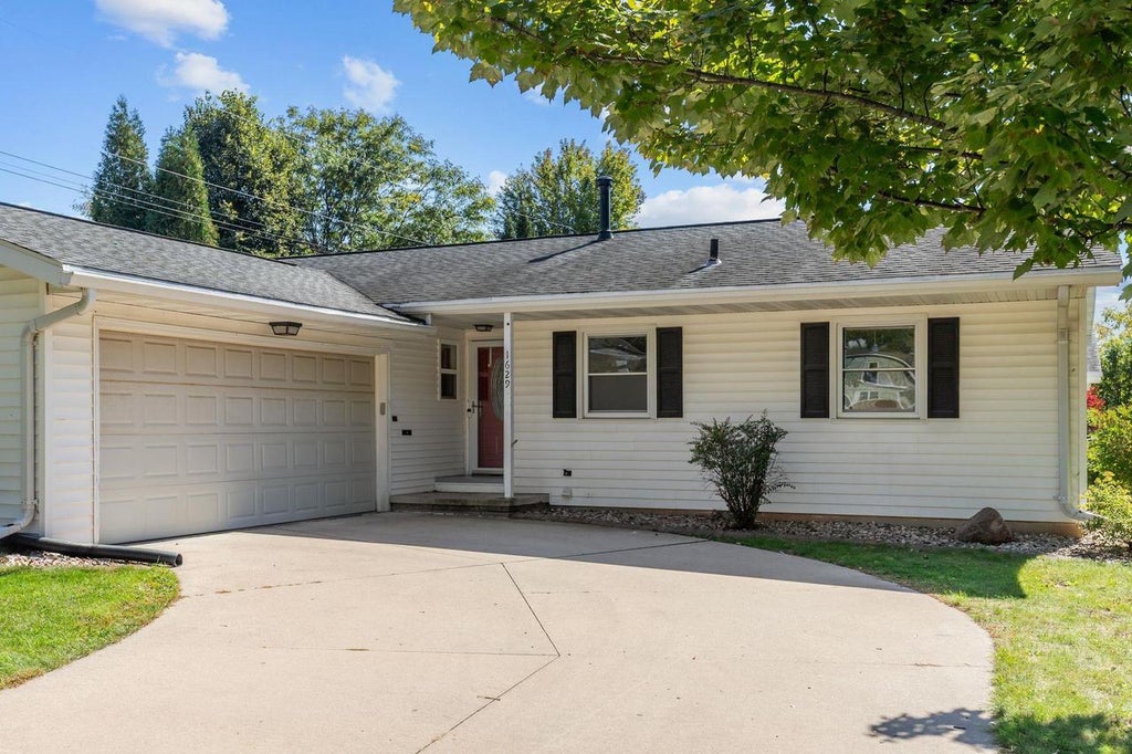 Photo of 1629 W Grant STREET, Appleton, WI 54914 (MLS # 50333555)