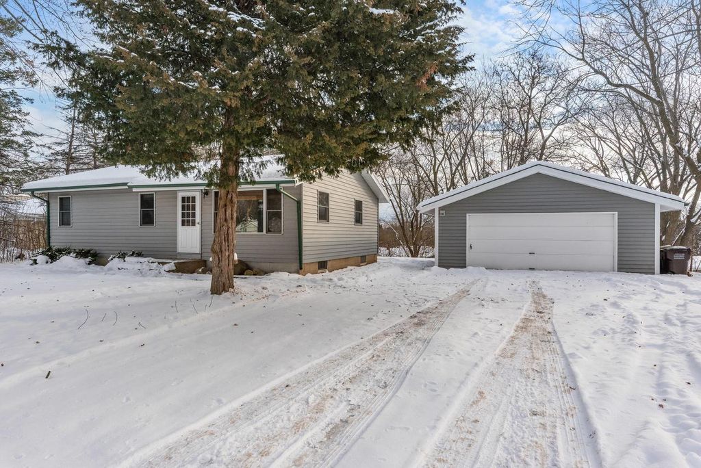 Photo of 2828 S Franklin DRIVE, New Berlin, WI 53151 (MLS # 1944894)
