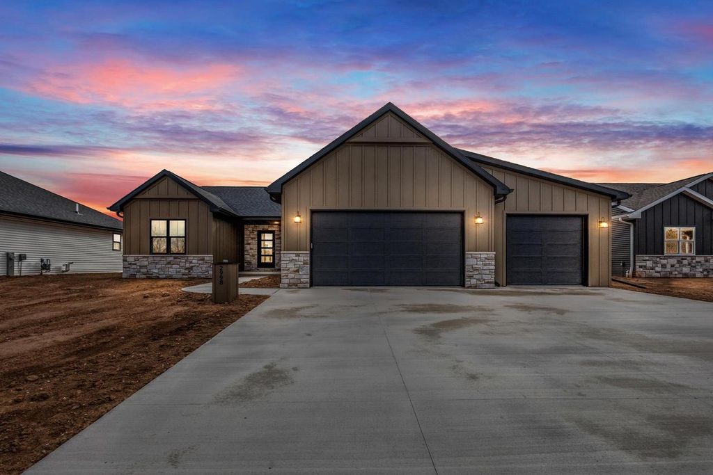 Photo of 2998 Creekwood DRIVE, Green Bay, WI 54311 (MLS # 50322424)