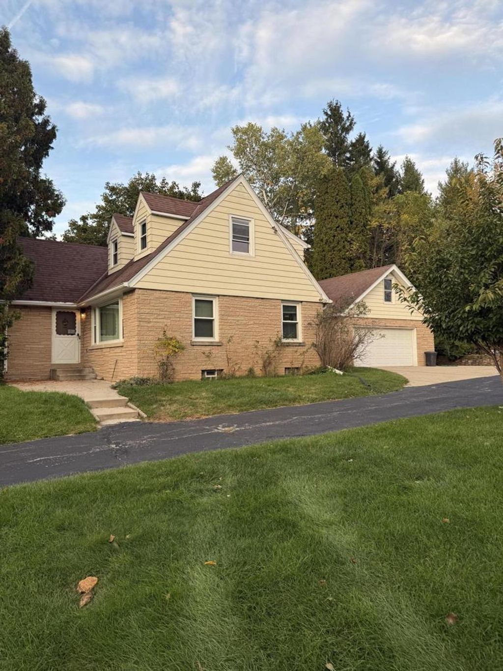 Photo of W142N6966 Oakwood DRIVE, Menomonee Falls, WI 53051 (MLS # 1940320)