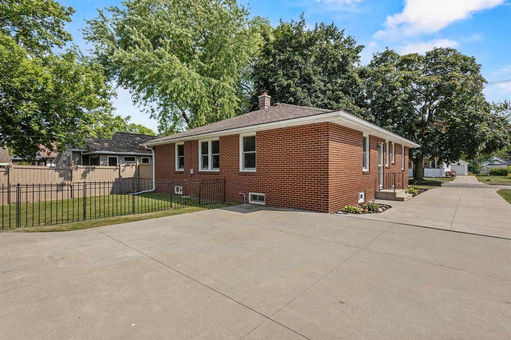 Photo of 720 2nd STREET, Menasha, WI 54952 (MLS # 50329805)