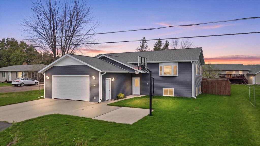 Photo of 305 W 29th STREET, Marshfield, WI 54449 (MLS # 22601727)