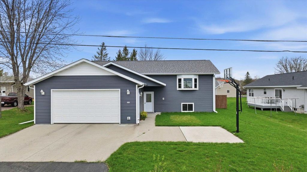 Photo of 305 W 29th STREET, Marshfield, WI 54449 (MLS # 22601727)