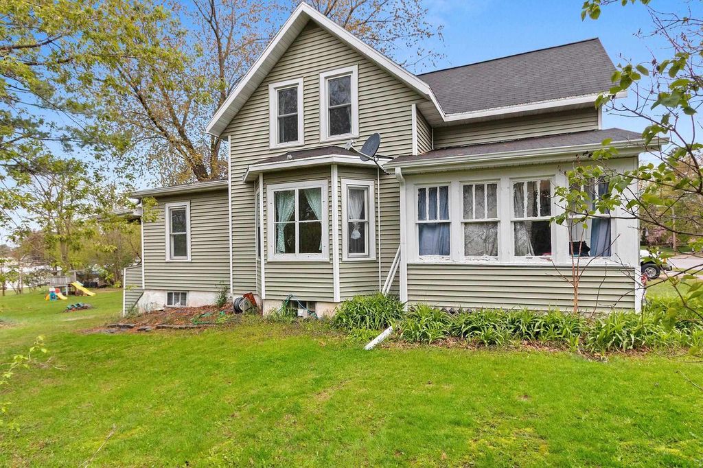 Photo of 63 N 12th STREET, Clintonville, WI 54929 (MLS # 50325350)