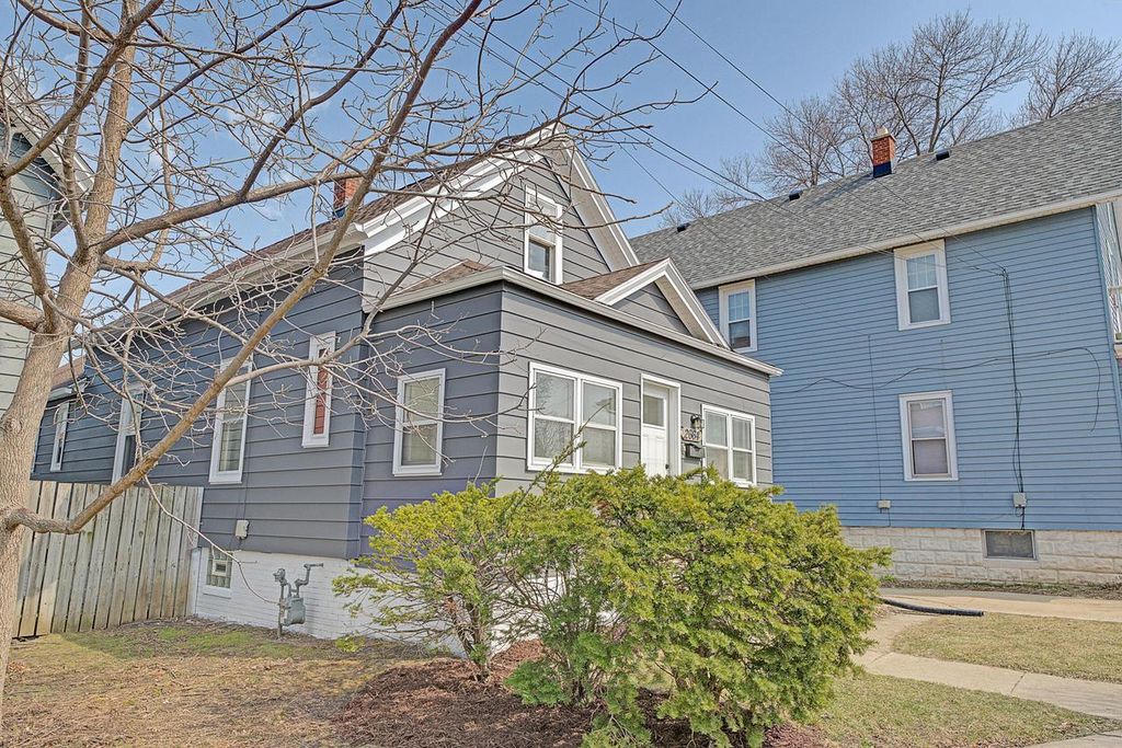 Photo of 2664 S Clement AVENUE, Milwaukee, WI 53207 (MLS # 1956043)