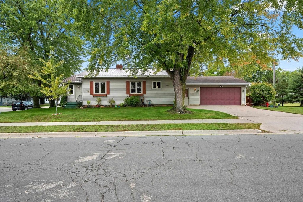 Photo of 705 E Lieg AVENUE, Shawano, WI 54166 (MLS # 50332940)