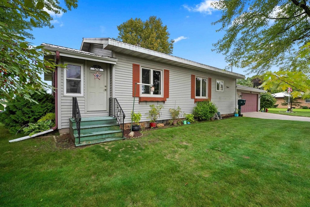 Photo of 705 E Lieg AVENUE, Shawano, WI 54166 (MLS # 50332940)