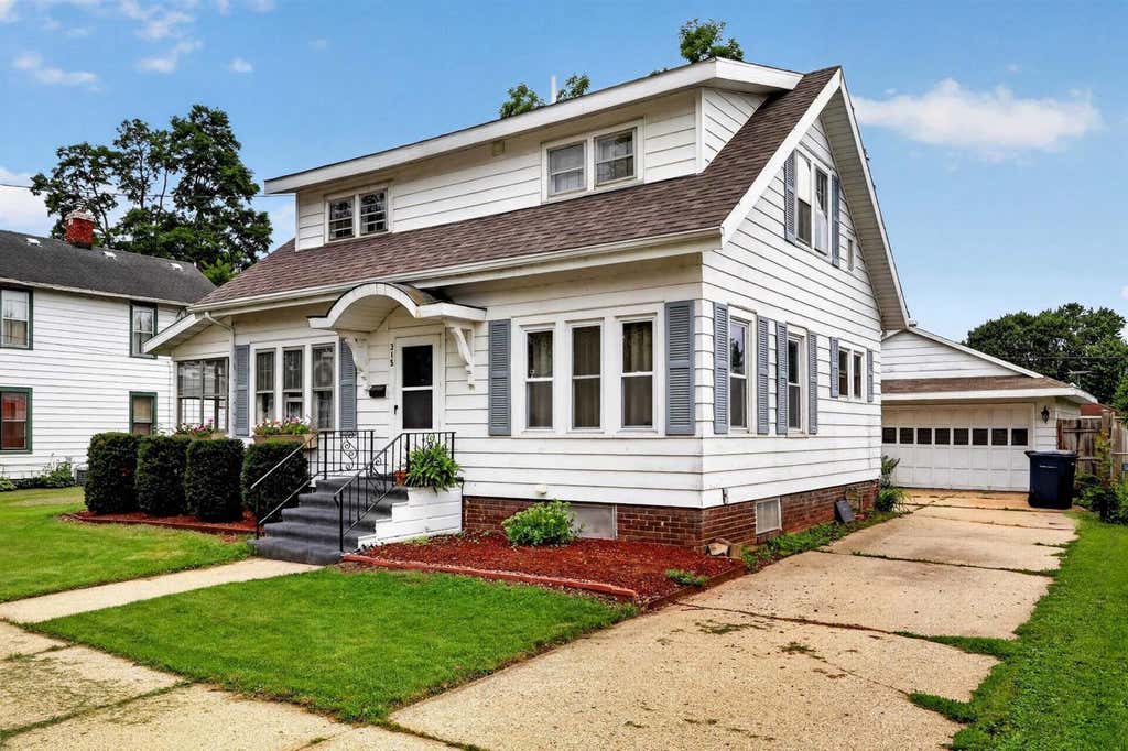 Photo of 315 N Chatham STREET, Janesville, WI 53548 (MLS # 2030616)