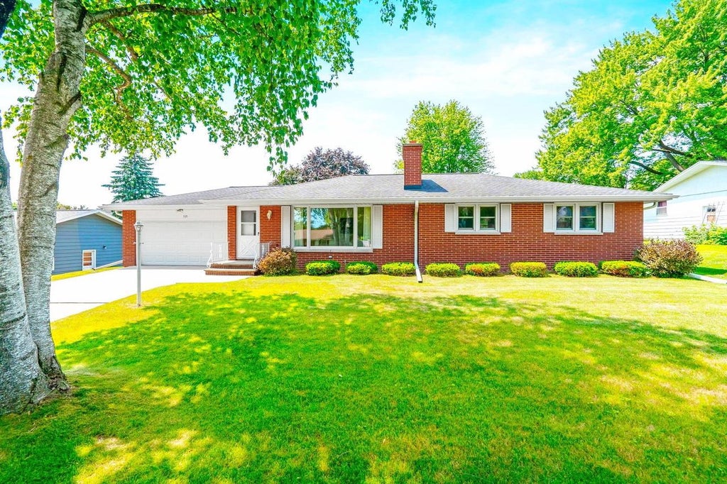 Photo of 935 Marvelle LANE, Green Bay, WI 54304 (MLS # 50329025)