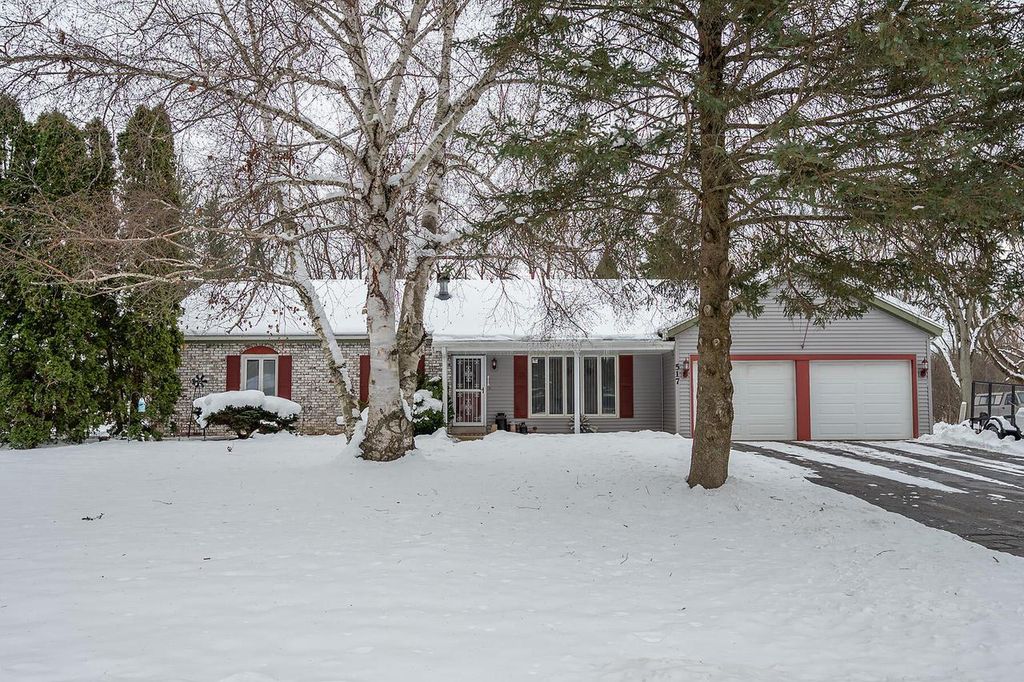 Photo of 517 Fox Knoll DRIVE, Waterford, WI 53185 (MLS # 1944700)