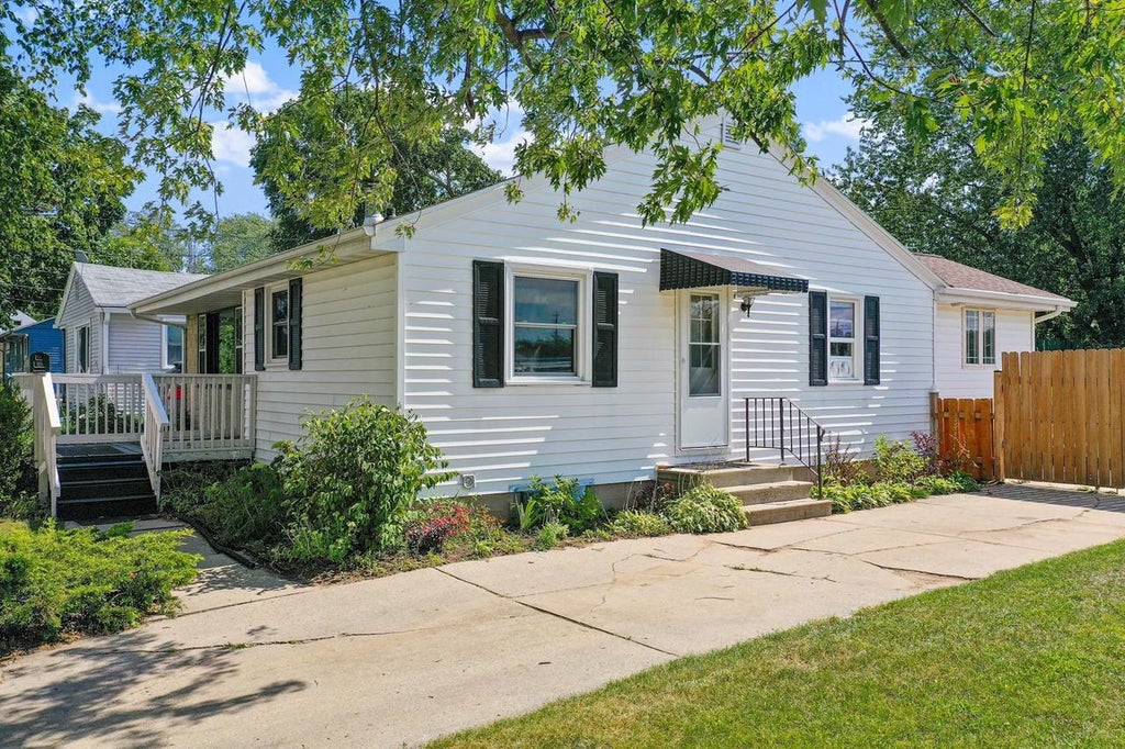 Photo of 1541 Western AVENUE, Green Bay, WI 54303 (MLS # 50331762)