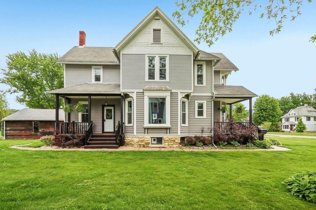 Photo of 315 Park AVENUE, Prairie Du Sac, WI 53578 (MLS # 2024302)