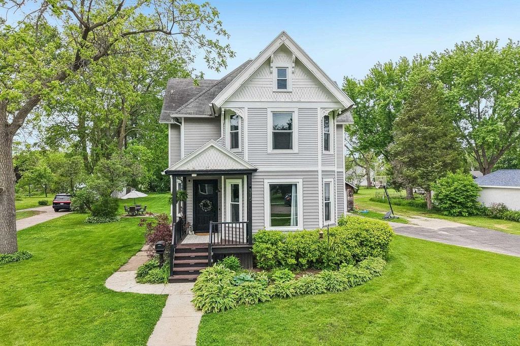 Photo of 315 Park AVENUE, Prairie Du Sac, WI 53578 (MLS # 2024302)