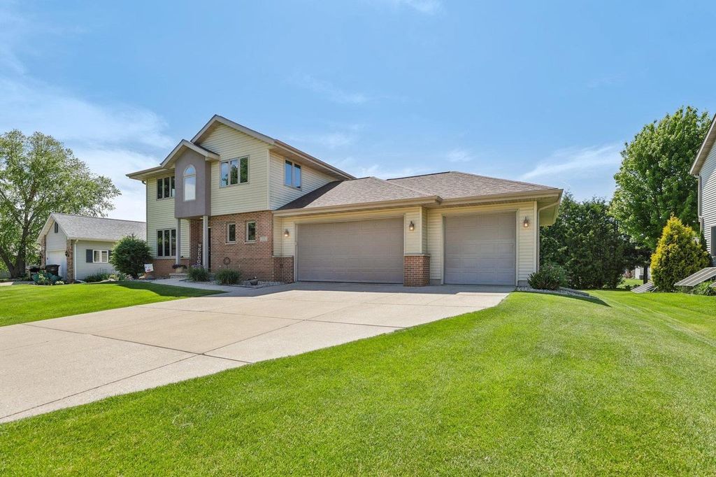 Photo of 612 Greenfield DRIVE, Deforest, WI 53532 (MLS # 2023794)