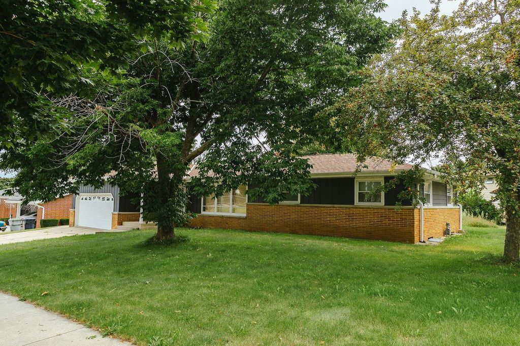 Photo of 2157 W Henry AVENUE, Milwaukee, WI 53221 (MLS # 1937983)