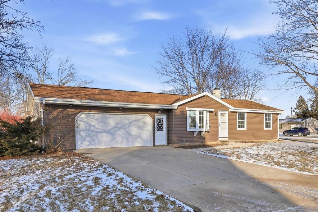 Photo of 950 Clover STREET, Menasha, WI 54952 (MLS # 50321552)