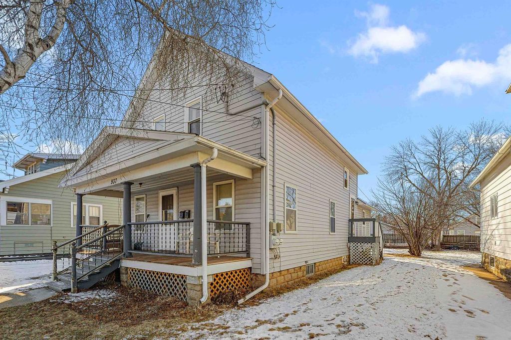 Photo of 937 N Sawyer STREET, Oshkosh, WI 54901 (MLS # 50321329)