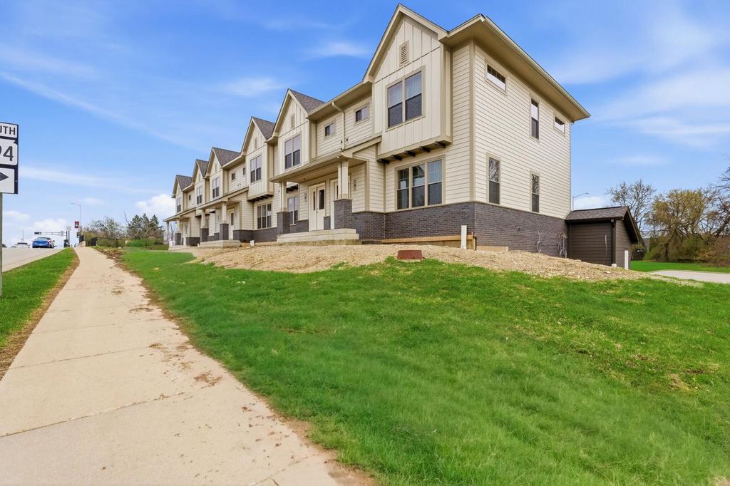 Photo of 2129 E Howard AVENUE, Saint Francis, WI 53235 (MLS # 1959529)