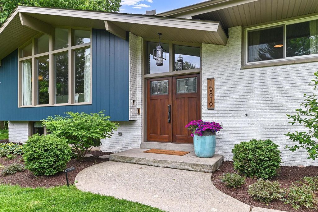 Photo of N63W15819 Claremore CIRCLE, Menomonee Falls, WI 53051 (MLS # 1964183)