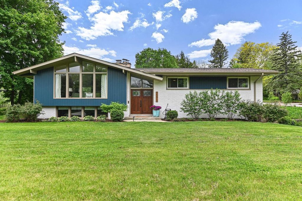 Photo of N63W15819 Claremore CIRCLE, Menomonee Falls, WI 53051 (MLS # 1964183)
