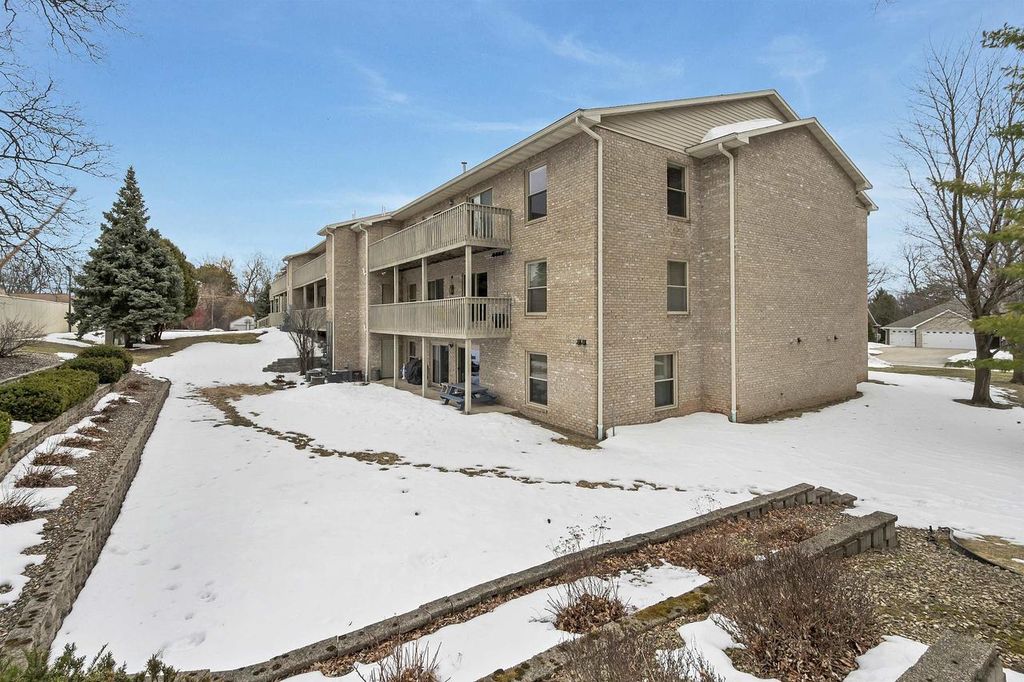 Photo of 1600 Rustic Oaks COURT #28, Green Bay, WI 54301 (MLS # 50322650)