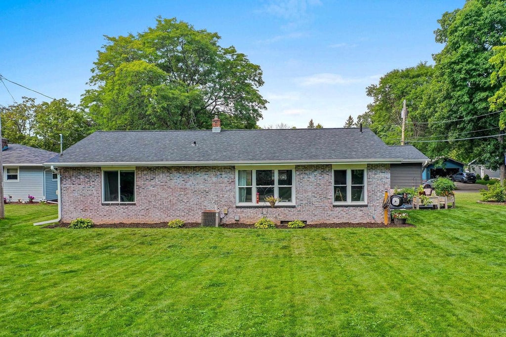 Photo of 1221 E Hanson DRIVE, Appleton, WI 54915 (MLS # 50330723)