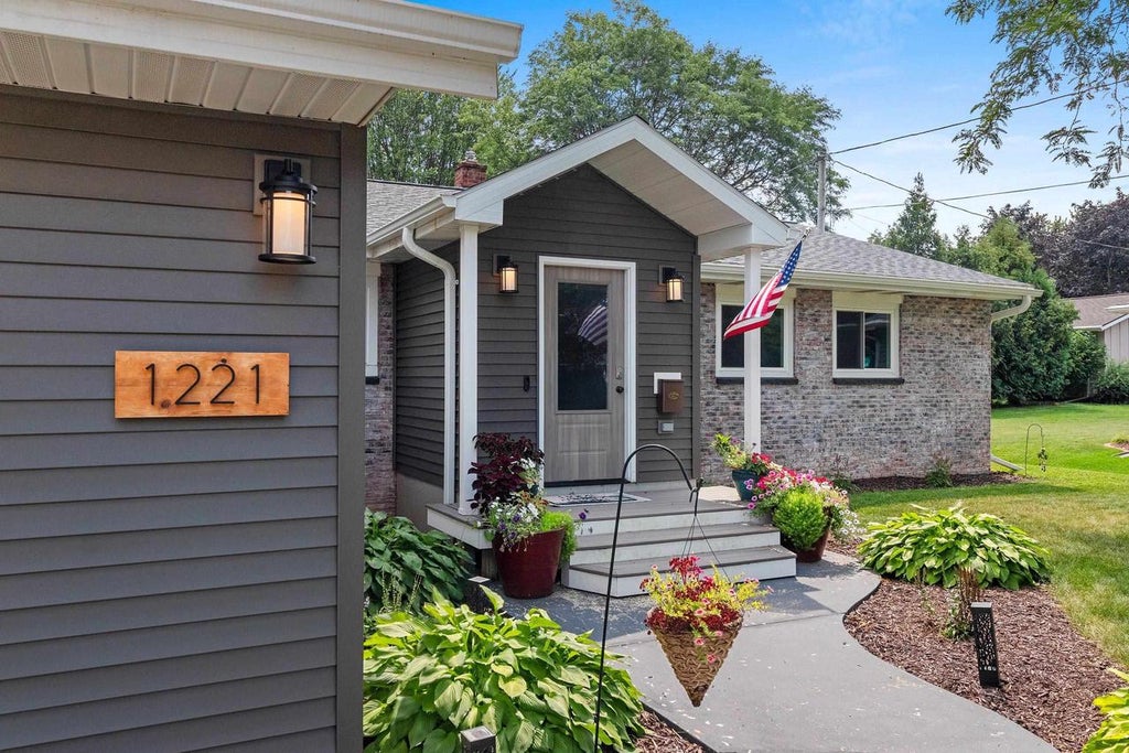 Photo of 1221 E Hanson DRIVE, Appleton, WI 54915 (MLS # 50330723)