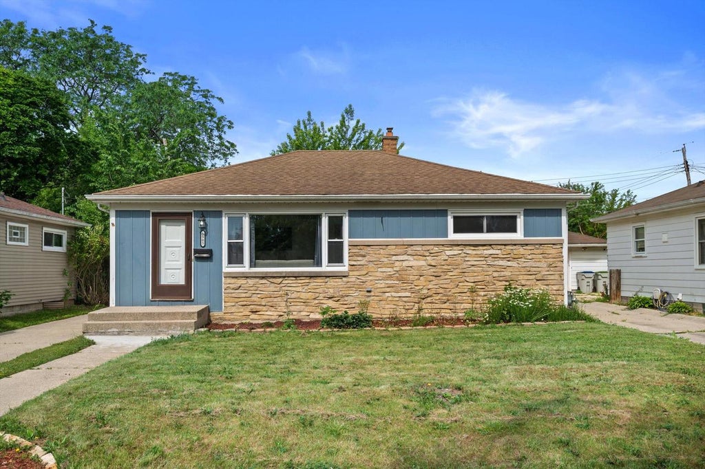 Photo of 3905 N 93rd STREET, Milwaukee, WI 53222 (MLS # 1967073)