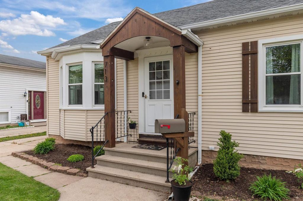 Photo of 713 N Sawyer STREET, Oshkosh, WI 54902 (MLS # 50324885)